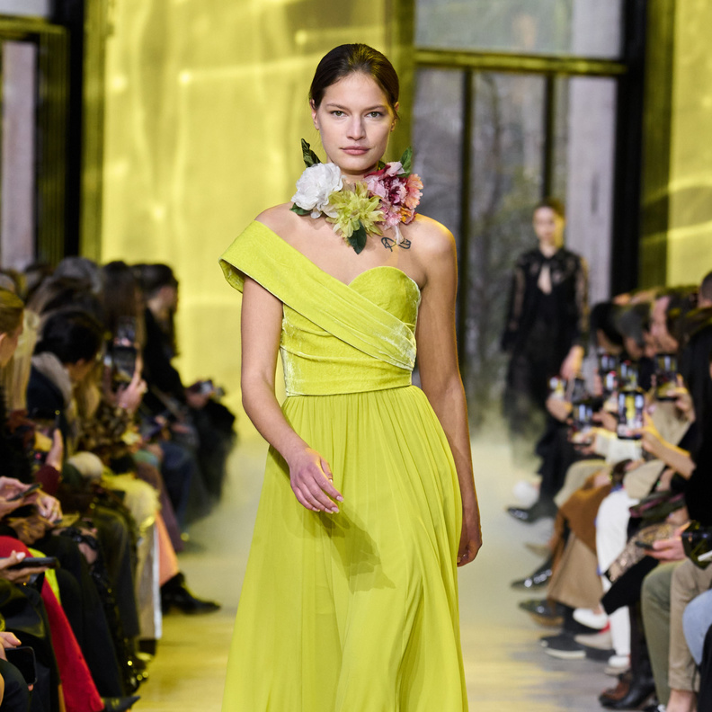 فساتين متألقة بقصة الكتف الواحد من إختيارك في الشتاء