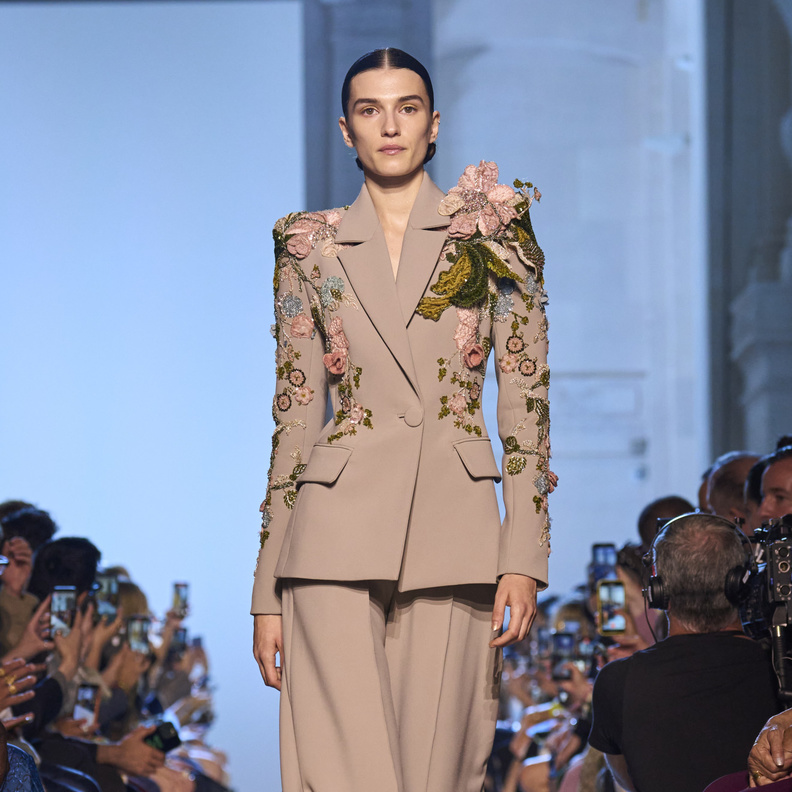 البدلات الرسمية الراقية عنوان أناقتك المميزة في مناسبات نهاية العام.. أي بدلة ستختارين  