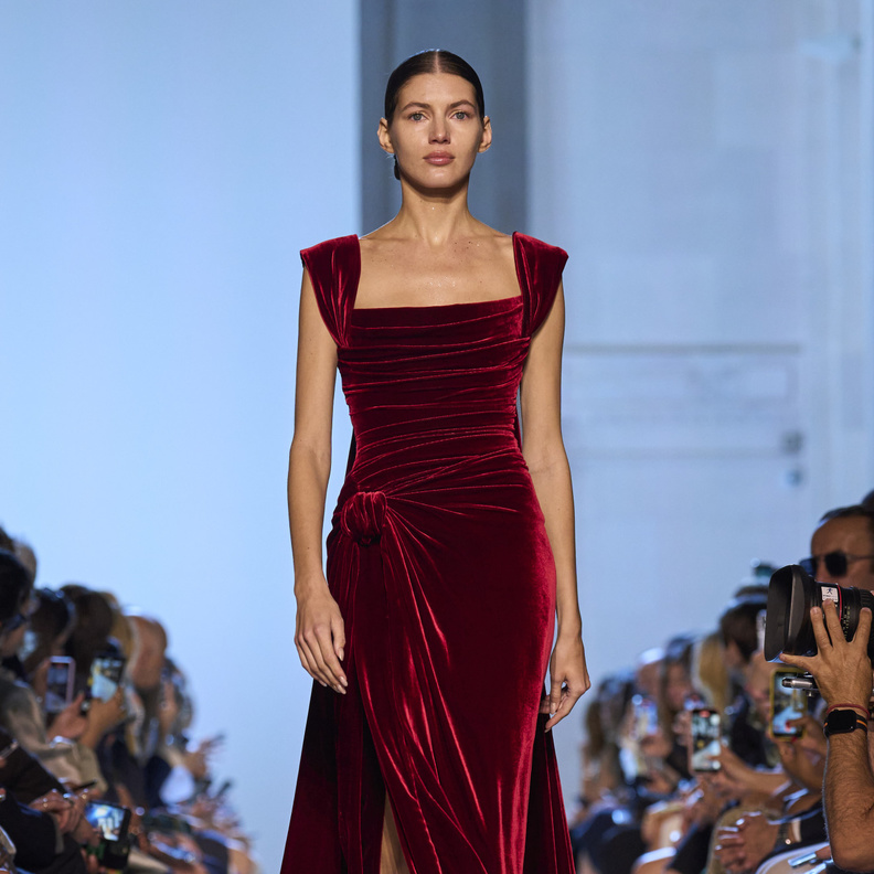 الفساتين الحمراء المخملية في إطلالات مناسبات نهاية العام