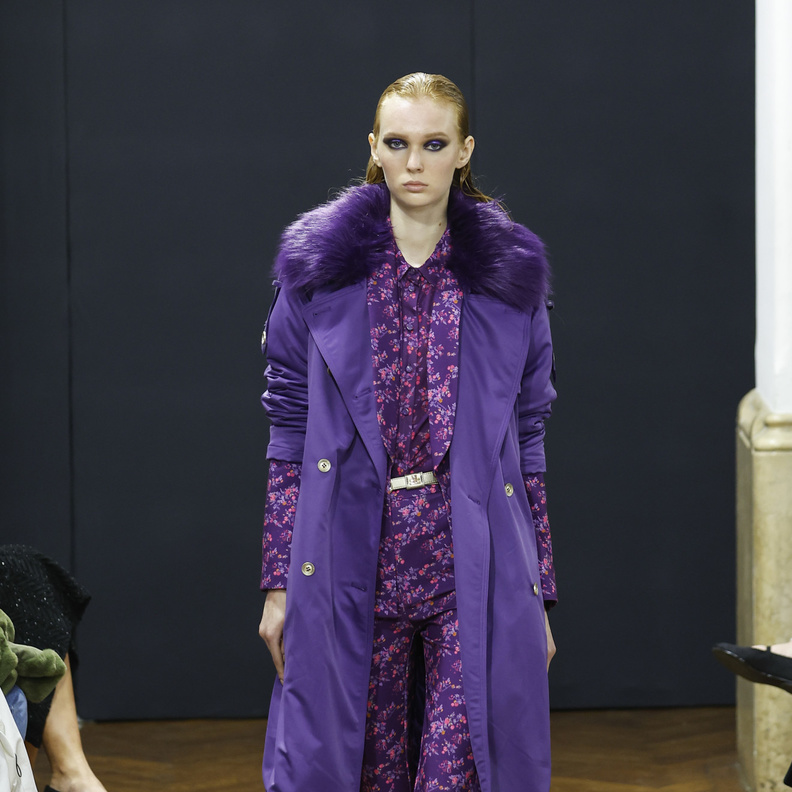 موضة المعاطف البنفسجية لتناسب سهرات نهاية العام