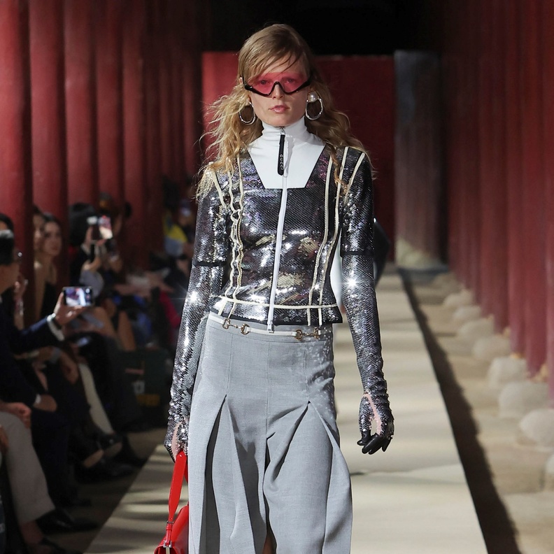 من الكروشيه الى الأقمشة المعدنية اللماعة..مازالت صيحات موسم "ريزورت" 2024 في أوج ظهورها