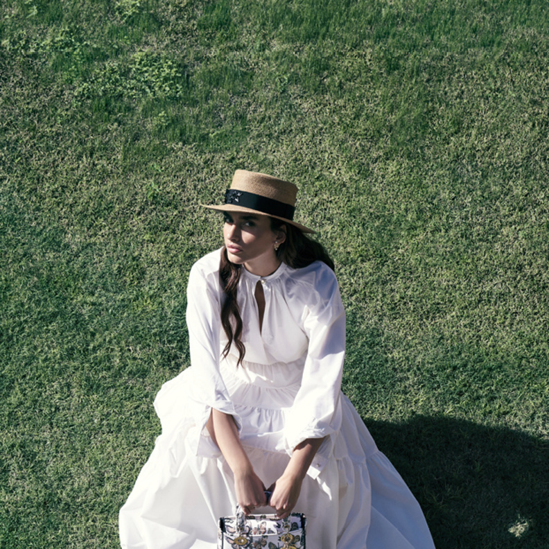 قميص وتنورة بيضاء  قبعة وأقراط وحقيبة "ليدي دي لايت" LADY D-LITE  جميعها من دار "ديور" DIOR