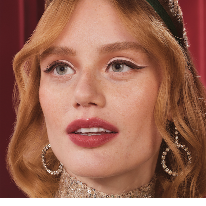 احتفلي بموسم نهاية العام بمستحضرات الجمال المثالية من Benefit Cosmetics