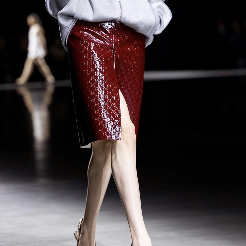 هل أصبحت الألوان البارزة الشعارات الناعمة لعلامات الأزياء التجارية الفاخرة؟