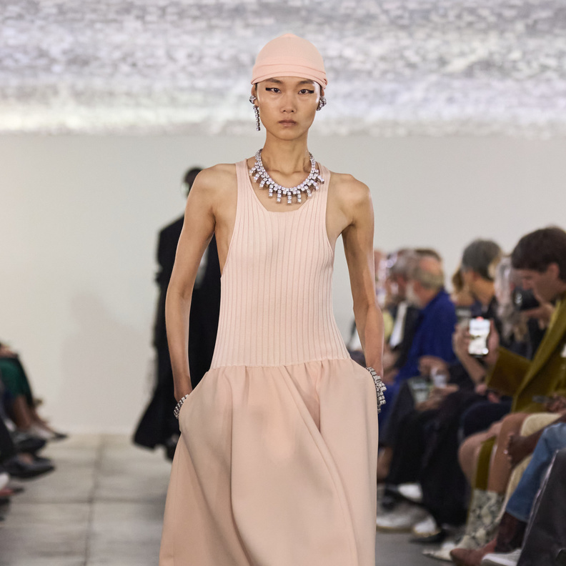 لون "بانتون" للعام 2024... اكتشفي معانيه وحضّري خزانتك لاحتضانه