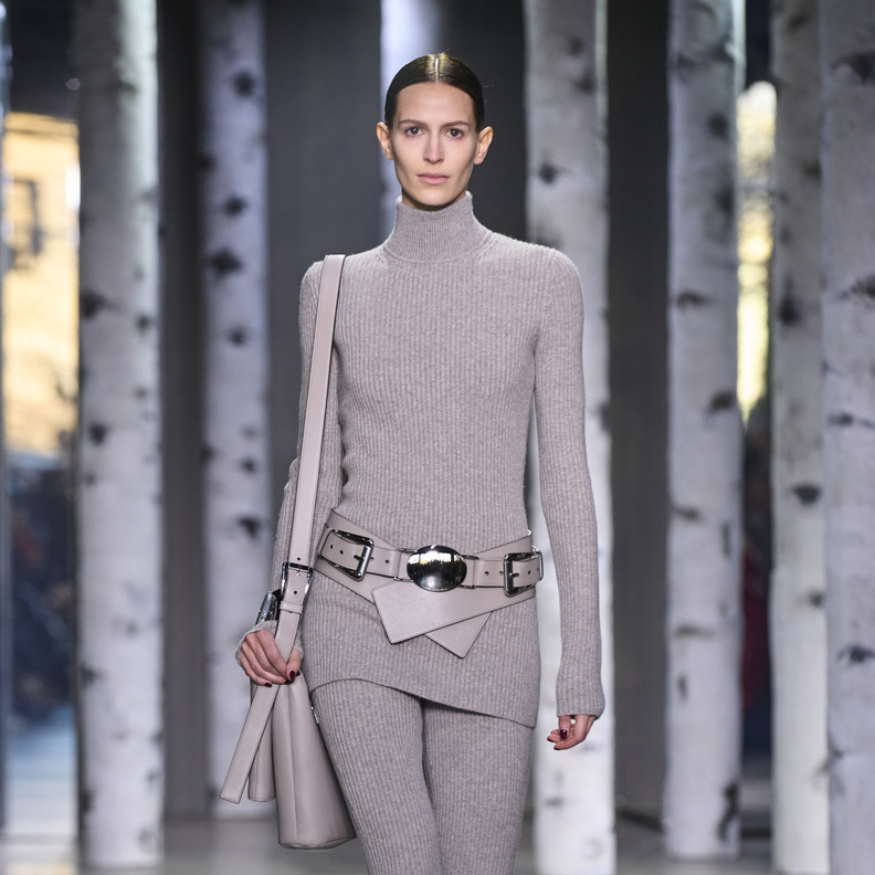 ماسر انجذاب النساء إلى تصاميم الياقة العالية؟