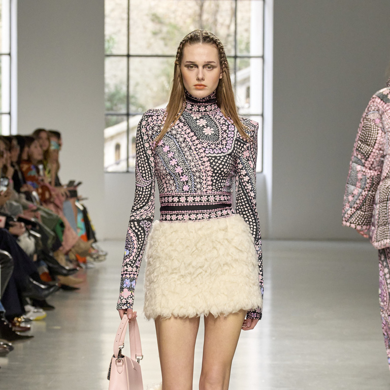 لمسات الجرأة والدفء مع أحذية الفرو في الشتاء