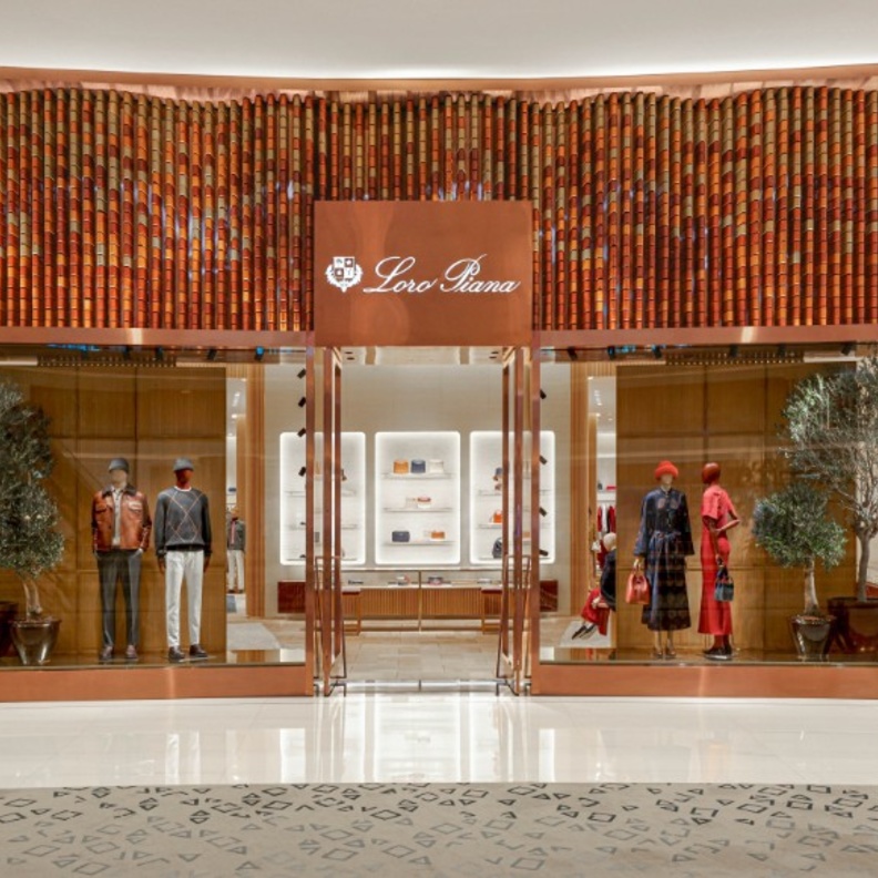 لورو بيانا تفتتح من جديد متجرها الرئيسي في دبي مول