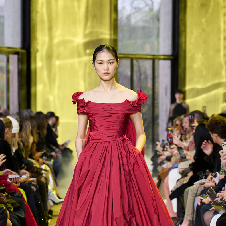 فستان أحمر منفوش من إيلي صعب