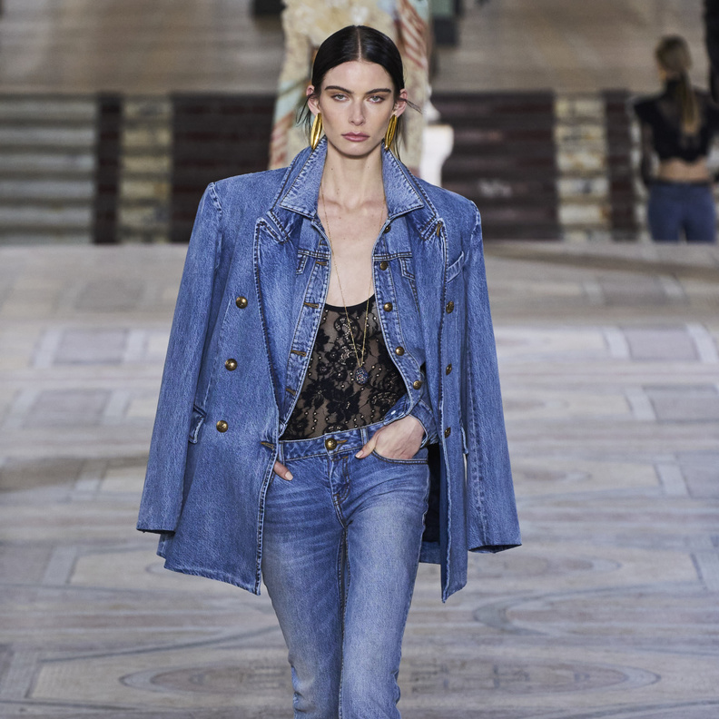 5 موديلات أحذية يمكن تنسيقها مع إطلالة الجينز هذا الشتاء