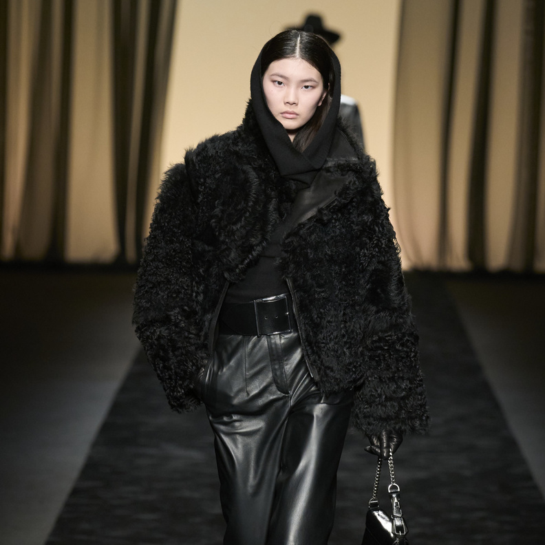 واكبي صيحات الموضة واضيفي الجلد إلى إطلالاتك من خلال هذه التنسيقات!