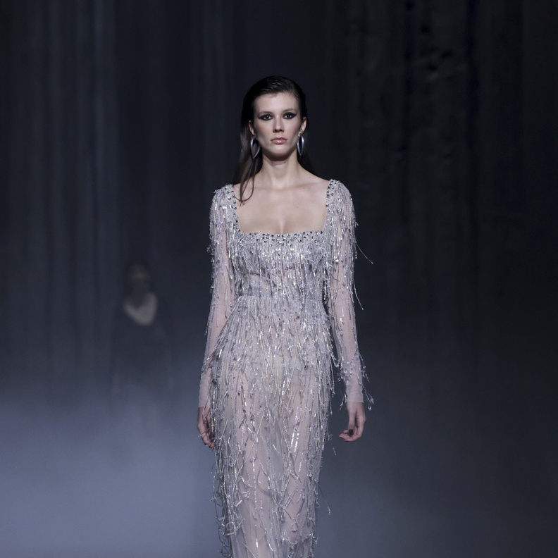 أضيئي سهراتك وحفلاتك بإطلالة باللون الفضي البراق