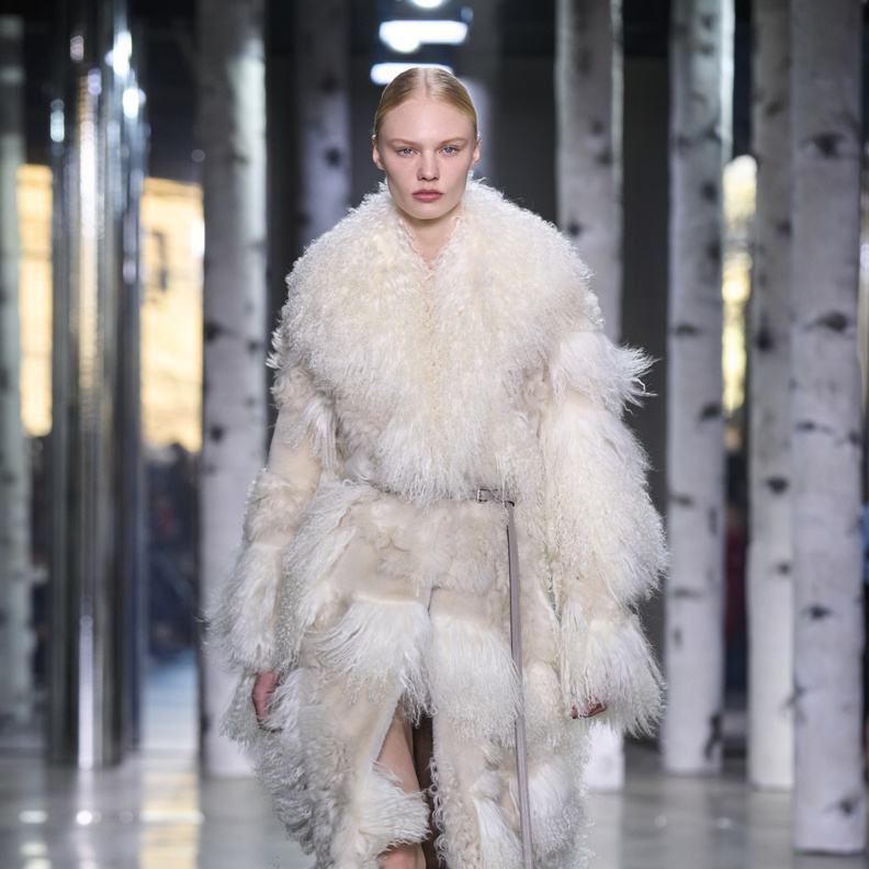 من قال أن جاكيت الفرو فقط للمناسبات المسائية؟ هذه التنسيقات ستبرهن عكس ذلك!