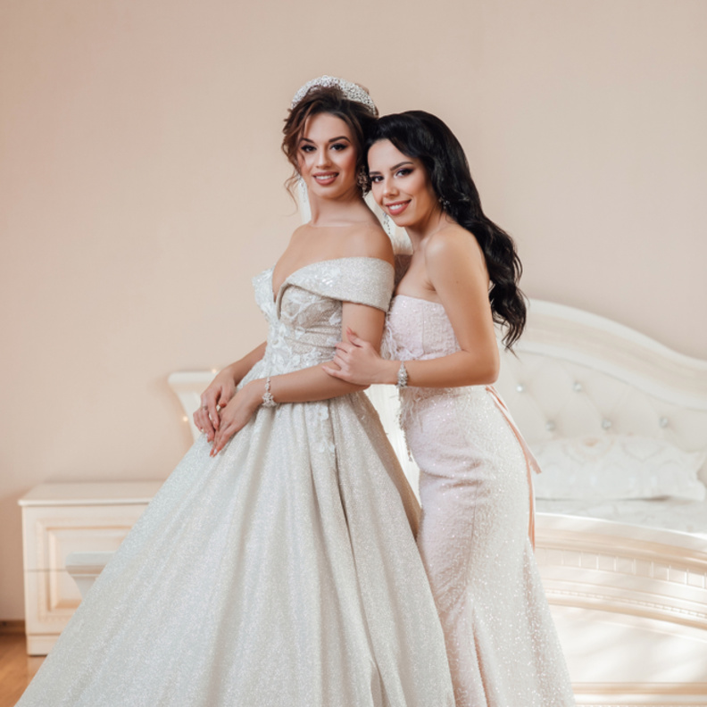 العروس وشقيقتها بتسريحتين ناعمتين