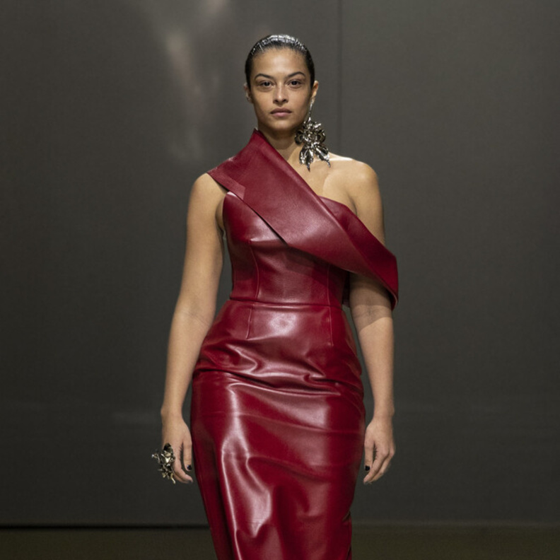 إطلالة من Alexander McQueen