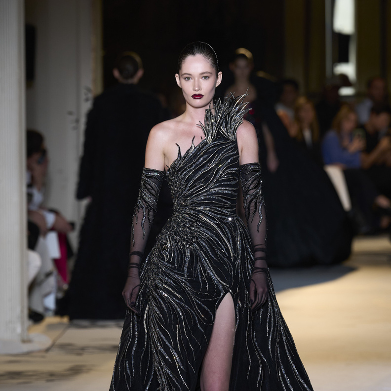 فساتين السهرة السوداء والبراقة عنوان للأناقة في سهرات نهاية العام