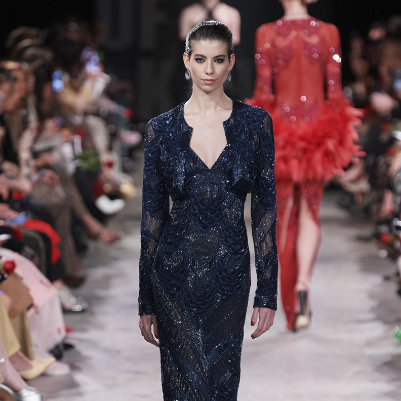 فساتين الترتر موضة شتاء 2024 في مناسبات نهاية العام