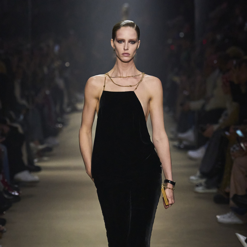 صيحة الجمبسوت الأسود أناقة لا مثيل لها في مناسبات نهاية العام