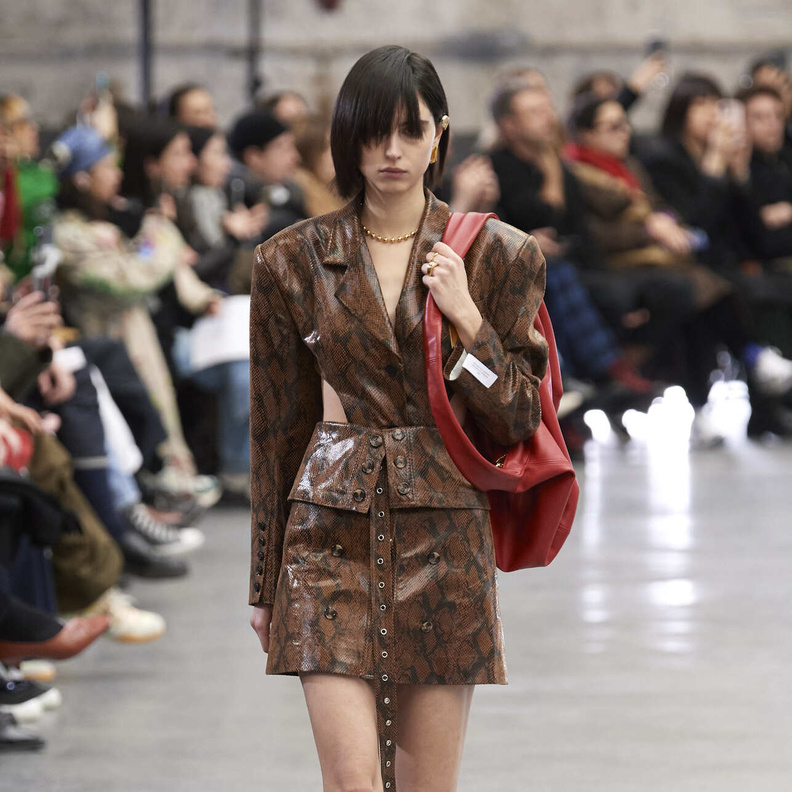 موضة التنانير القصيرة والمنقوشة في مناسبات نهاية العام