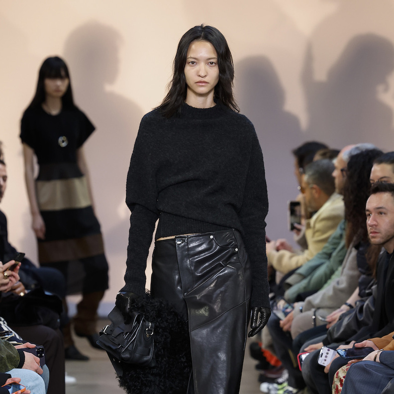 الأناقة والجاذبية... خصائص توفرها التنورة الجلد لمن ترتديها 