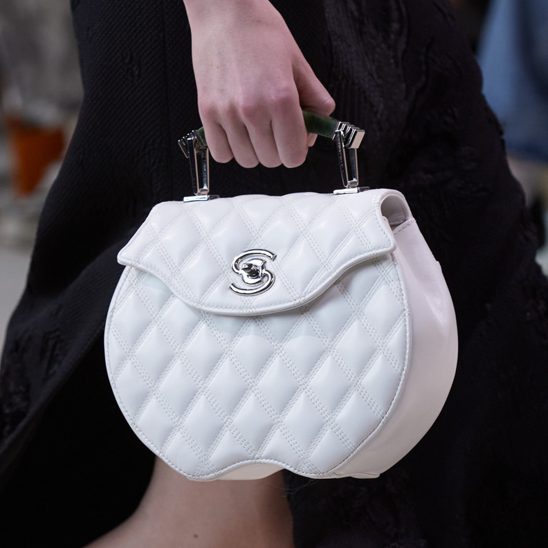 موضة الحقائب البيضاء إختيارك في سهرات نهاية العام 2023