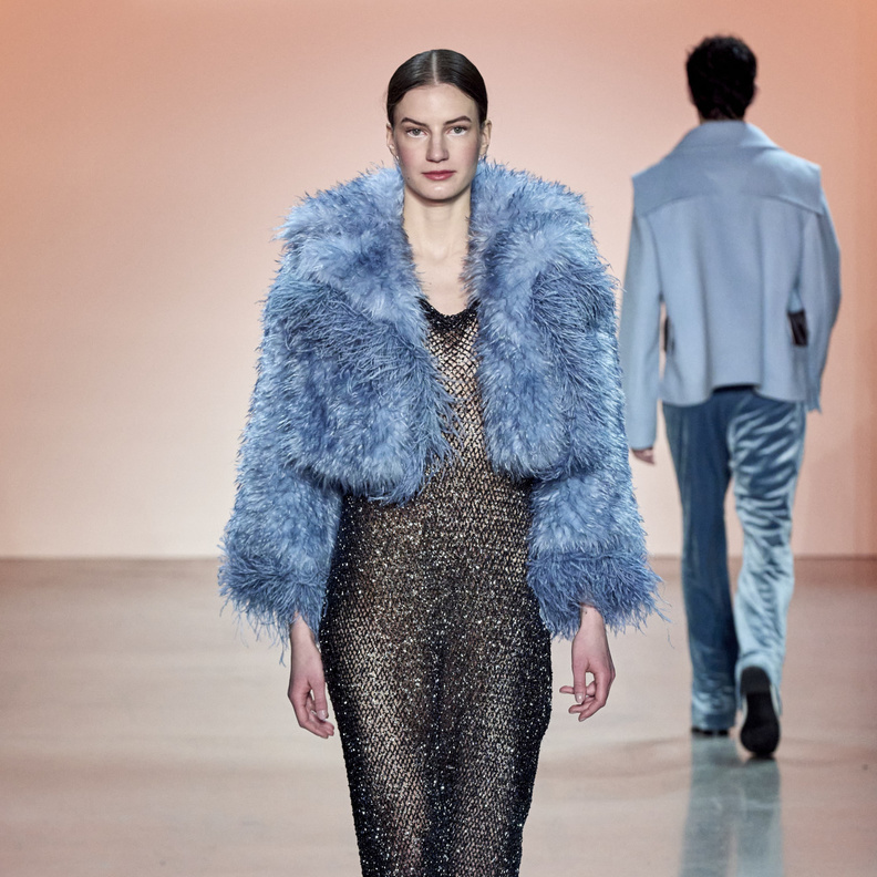 جاكيتات الفرو المكشوفة تمنحك الدفء في إطلالات الشتاء