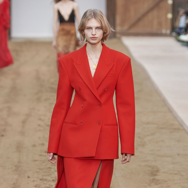 موضة الجاكيتات الحمراء سرقت الأضواء في إطلالات الشتاء