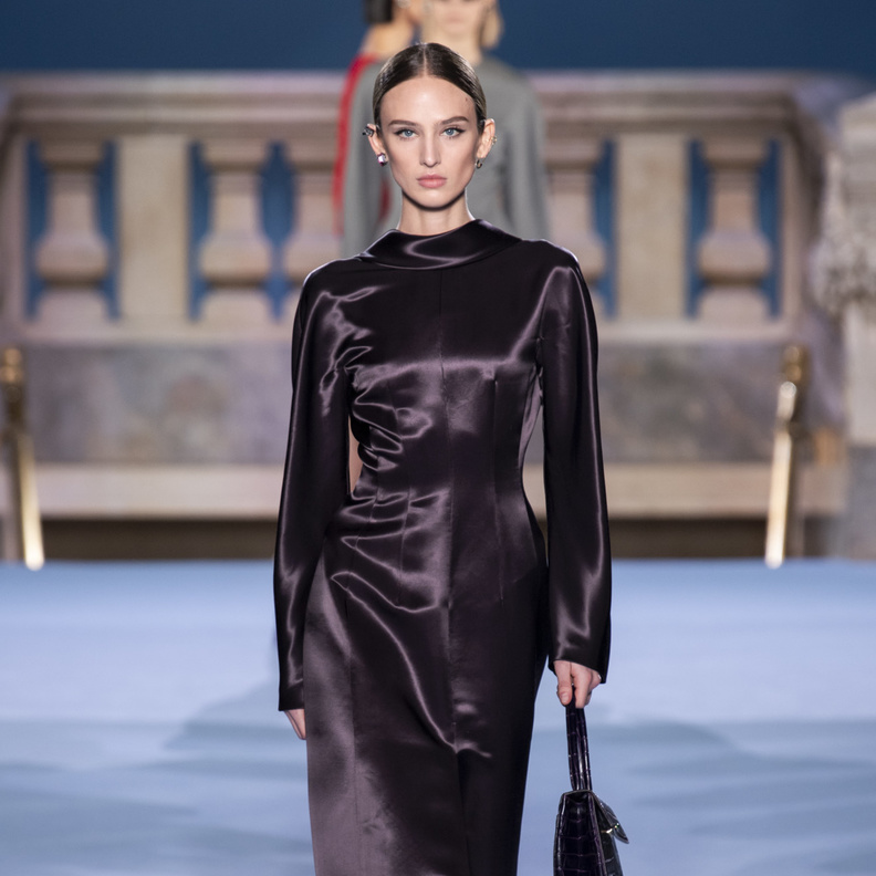 فساتين الساتان اللماعة تجعل إطلالتك استثنائية في سهرات نهاية العام