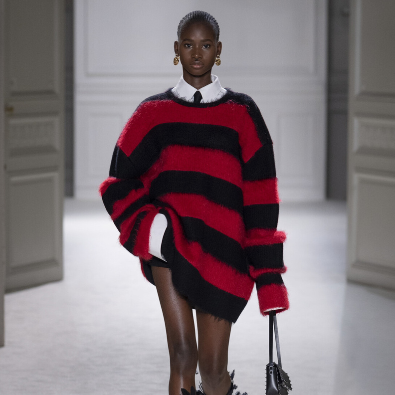 إطلالة من Valentino