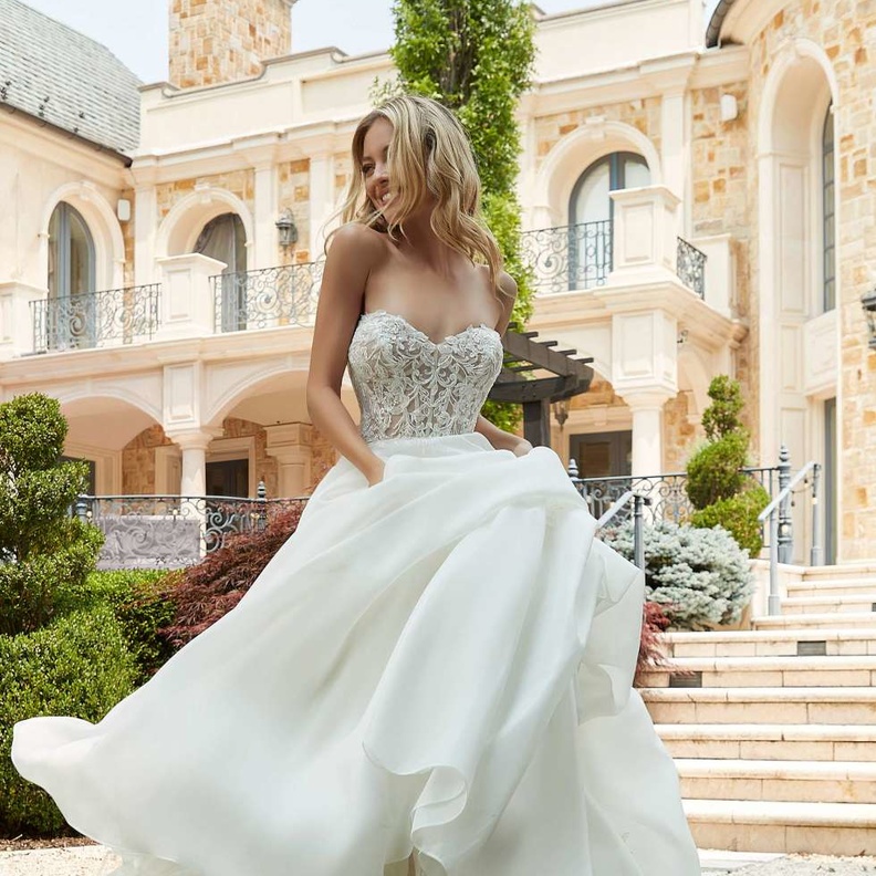 أجمل صيحات رائجة لفساتين زفاف ٢٠٢٤