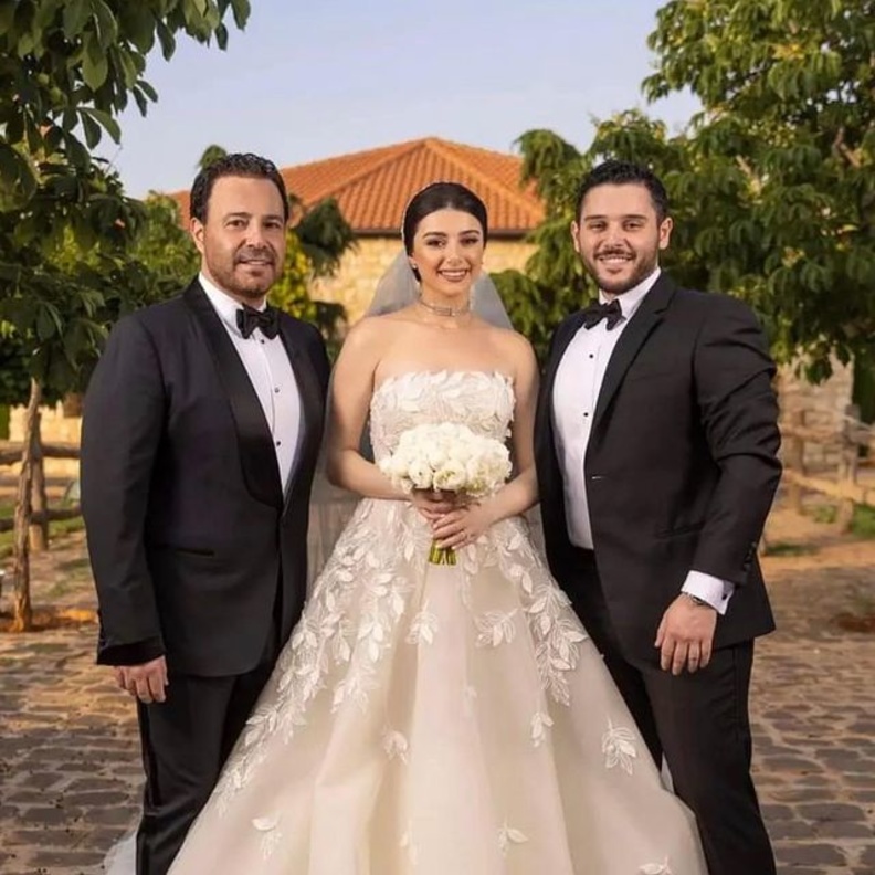الفنان عاصي الحلاني مع ابنته في يوم زفافها الى جانب شقيقها