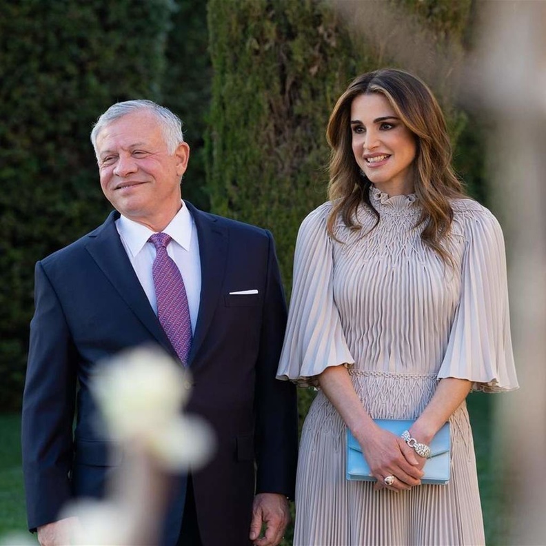 الملكة رانيا تحمل الحقيبة الزرقاء في زفاف ابنتها ايمان