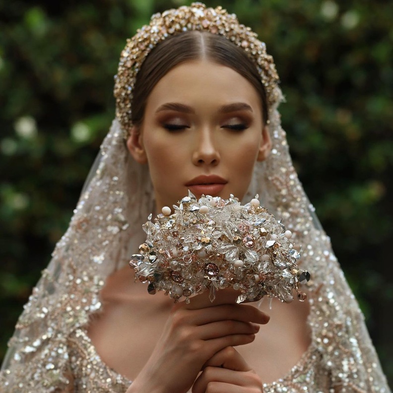 زيني باقة زفافك بالأحجار الكريمة لإضفاء لمسة فاخرة