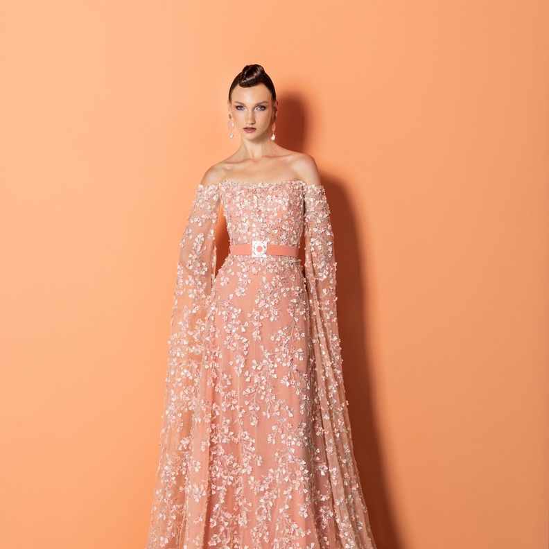 المصمم نجا سعادة يوقع أناقة اطلالات نهاية العام ببريق إستثنائي