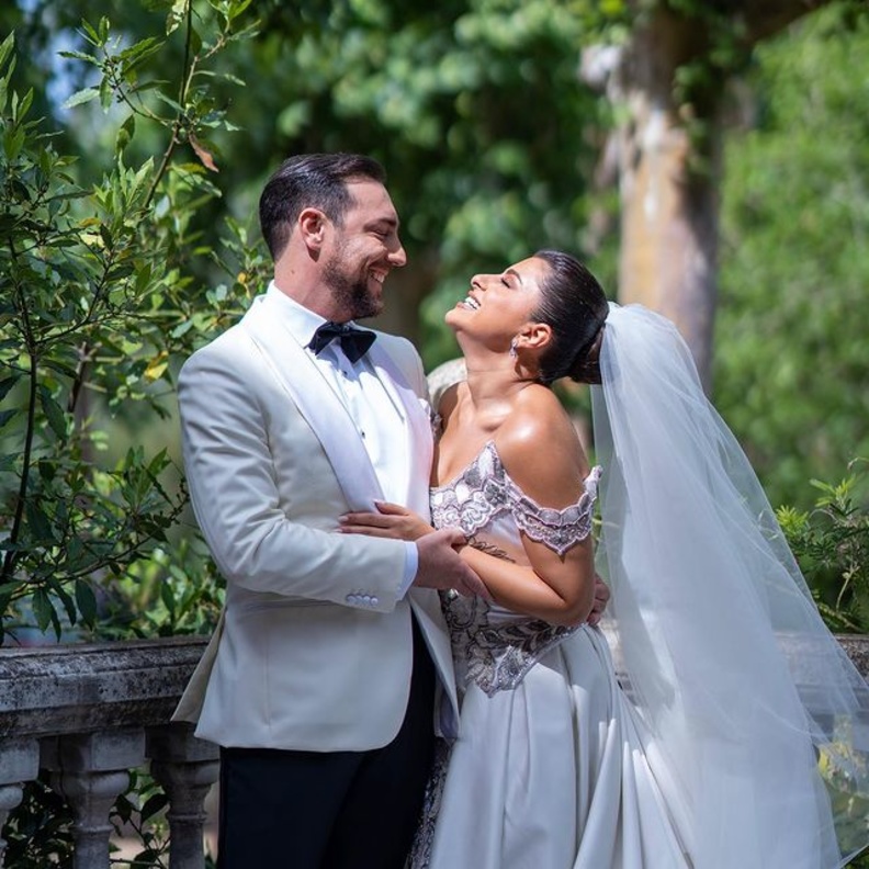 مينا الشيخلي مع عريسها في حفل الزفاف