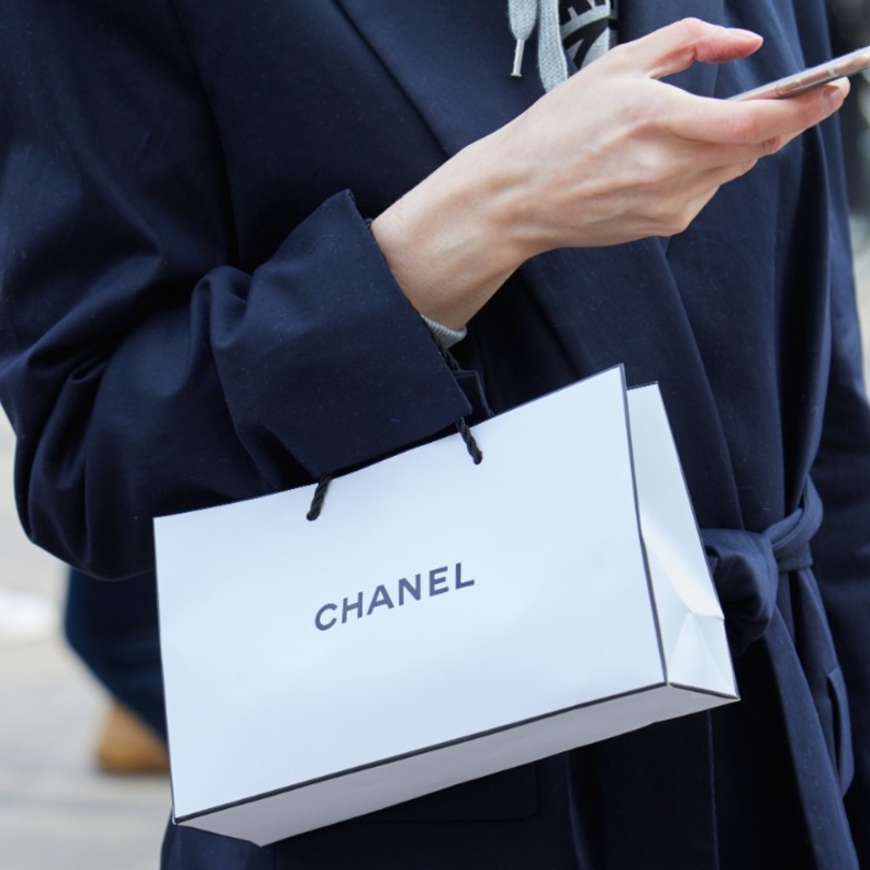 كيف أصبحت حقائب العلامات الورقية من إكسسوارات دور الأزياء في حد ذاتها