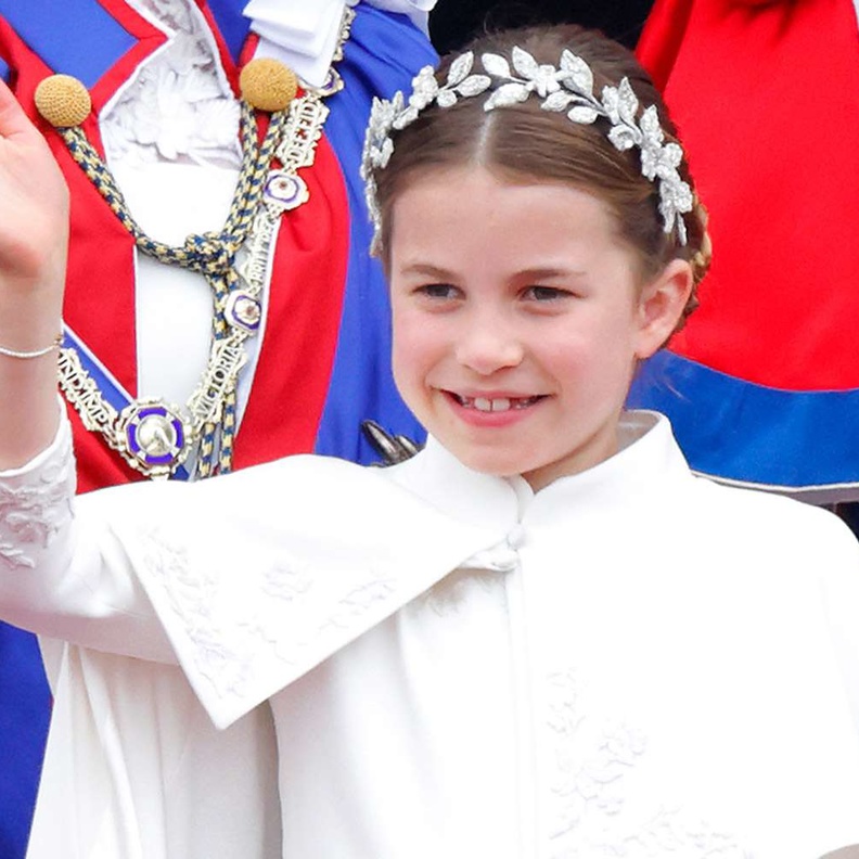 متى سترتدي الأميرة شارلوت تاجها الأول؟