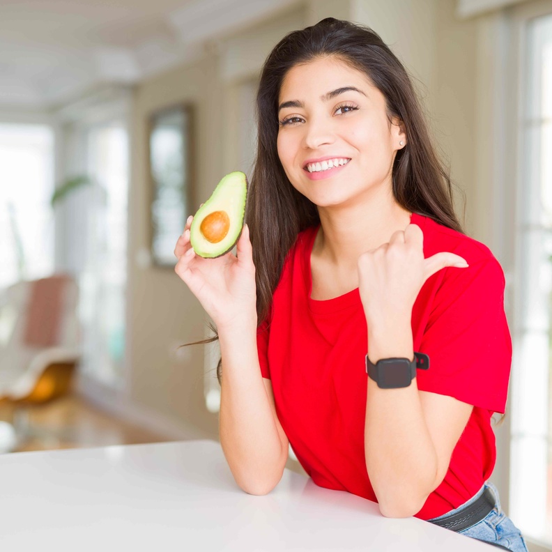 أسباب كثرة الغازات عند النساء عديدة ويعد الأفوكادو أحد الأطعمة التي تساهم في التخلص منها