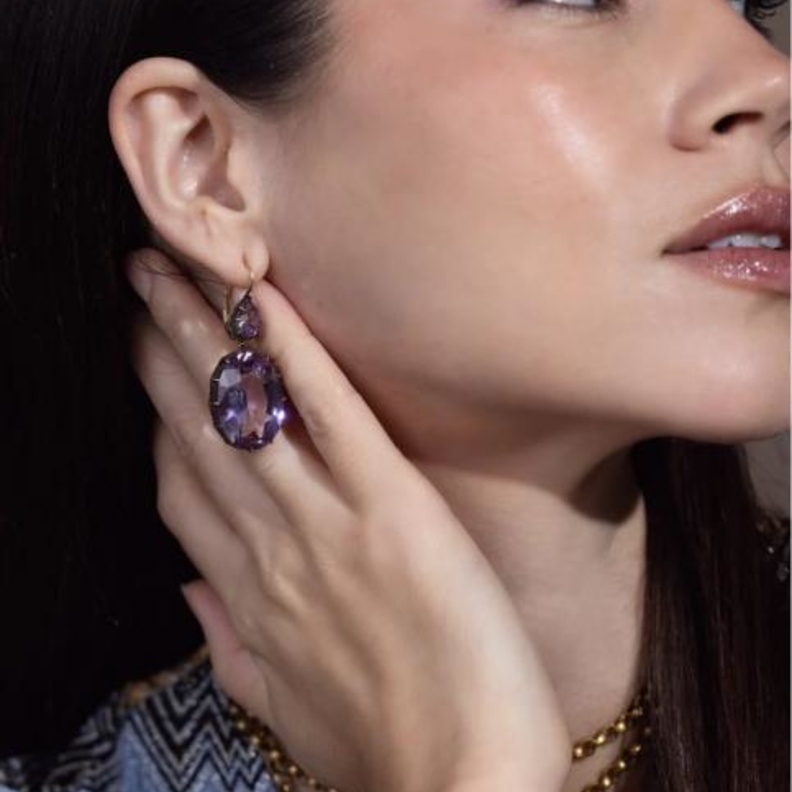 أقراط أذن مرصعة بالجمشت من فريد ليتون Fred Leighton 