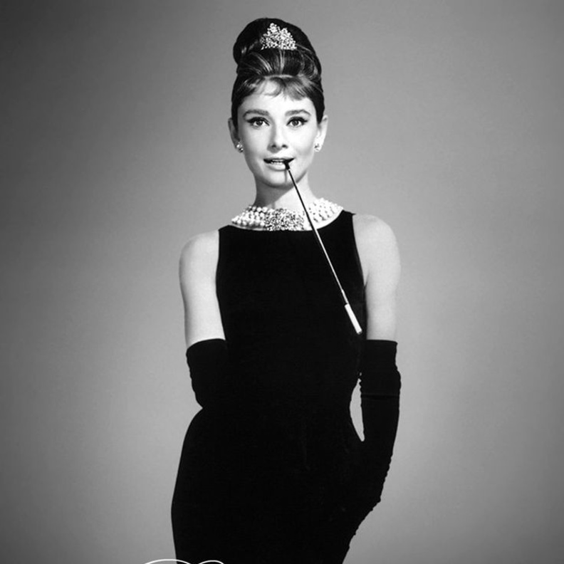 أودري هيبرن بالفستان الأسود الشهير في فيلم Breakfast At Tiffany