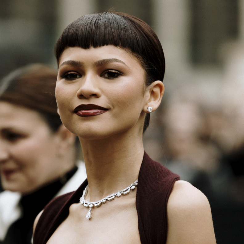 إطلالات زندايا الجمالية تمرّدت على صيحات الجمال الروتينية