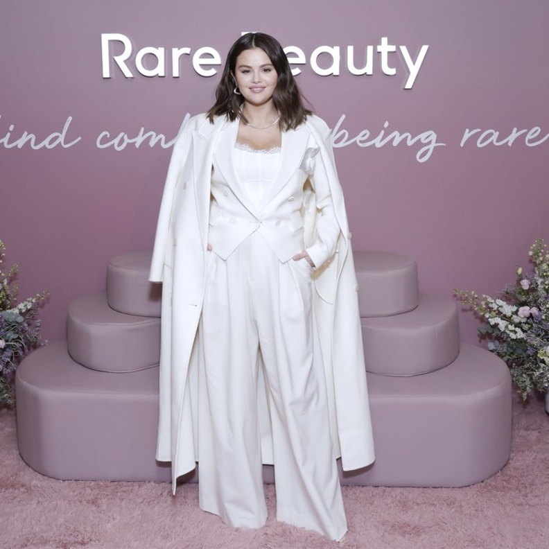 إطلالة مجوهرات Selena Gomez من مجوهرات Effy - صورة من Getty Images 