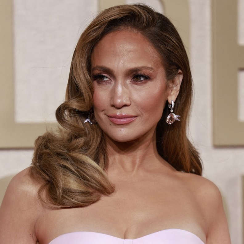 صيحات ناعمة وبساطة في إطلالات النجمات العالميات في حفلGolden Globes .. إستوحي منها الأجمل