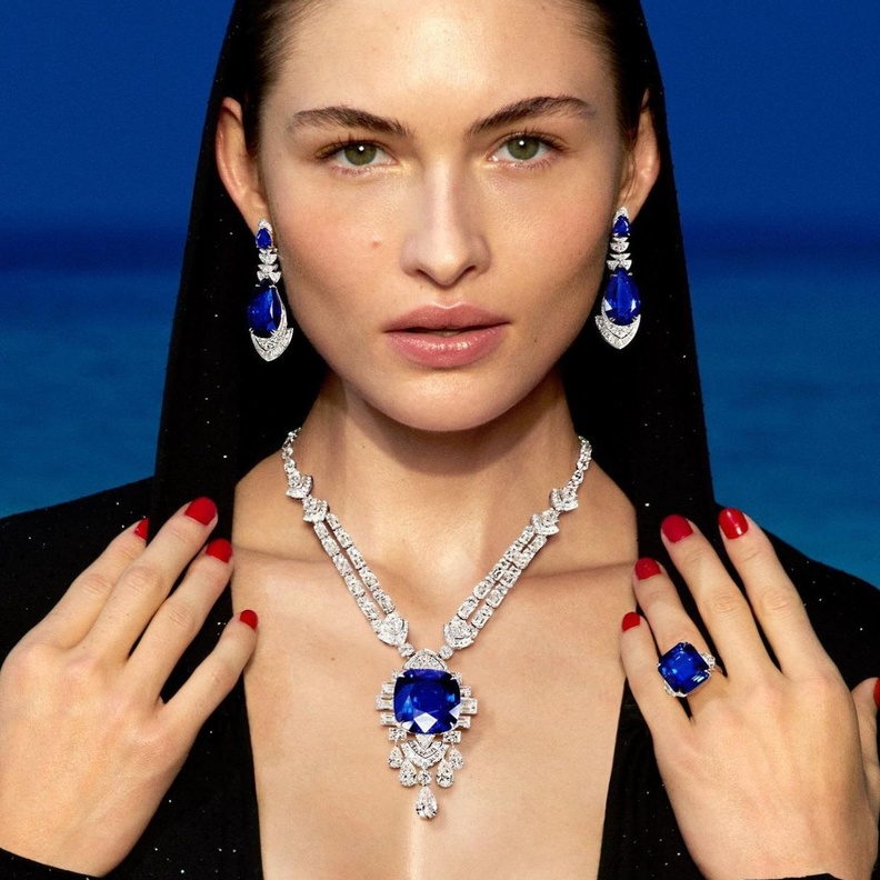 احجار كريمة زرقاء