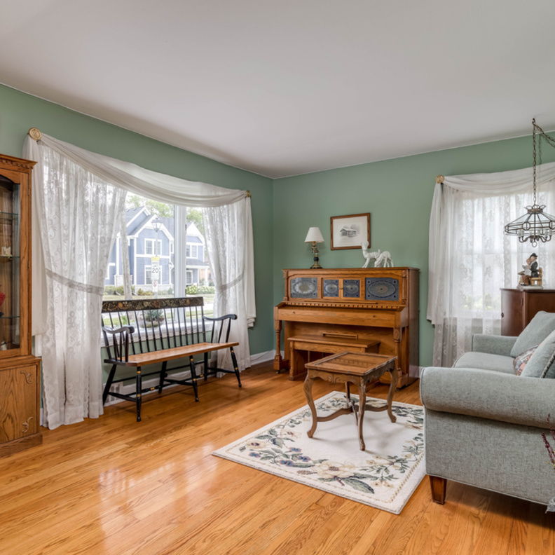 اختيار الأثاث العتيق في المنزل يخلق طبقات من التاريخ والسحر في كل غرف المنزل