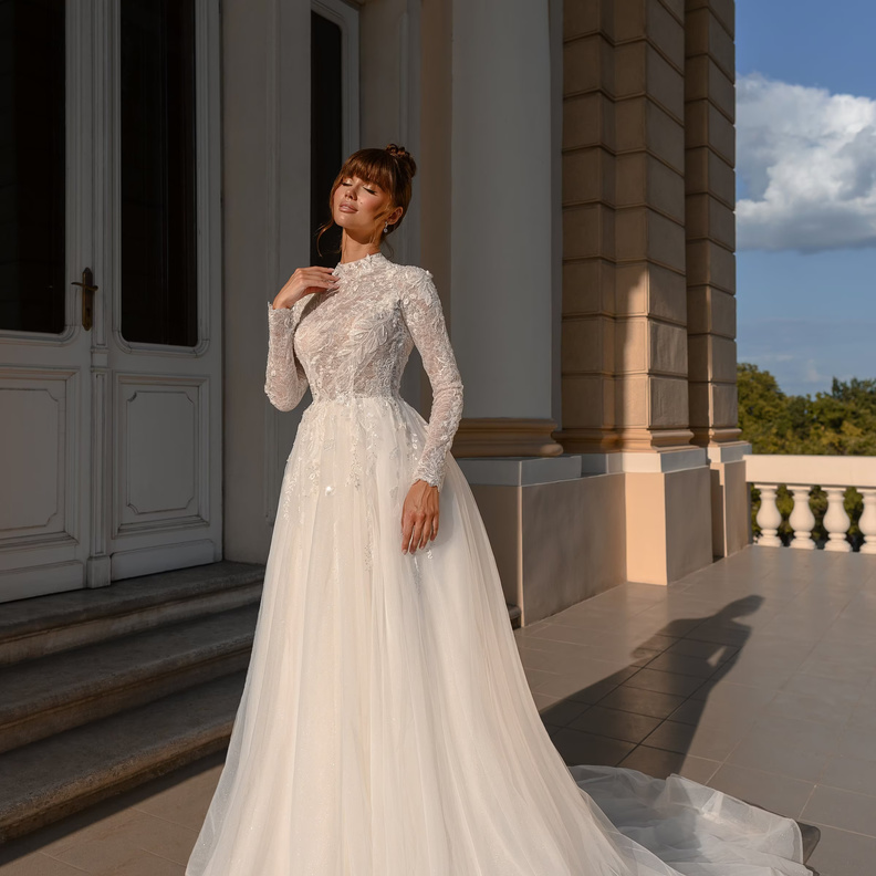 ارتداء تنورة زفاف من التول وقميص مطرز في حفل زفاف بمزرعة