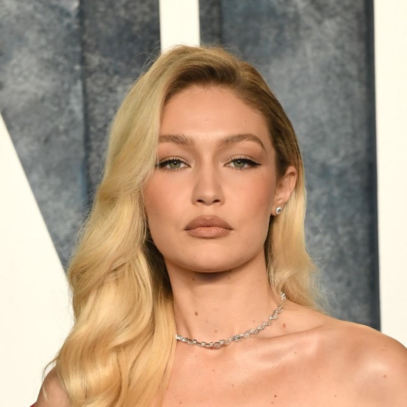 إطلالات جيجي حديد رسمت صيحات جمالية جديدة