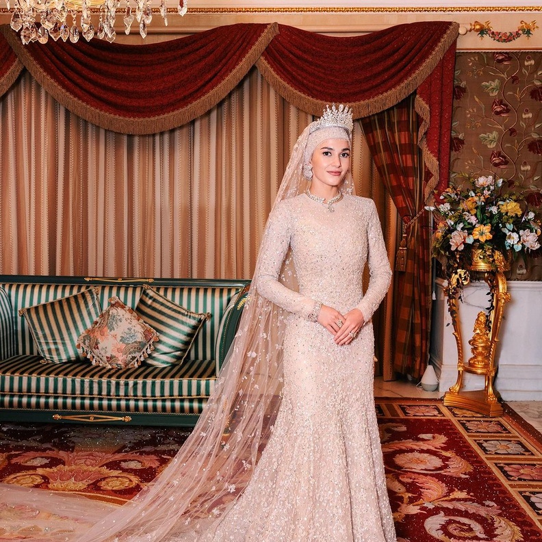 الأميرة أنيشا روزنا Anisha Rosnah بتاج زفاف أبهر العالم