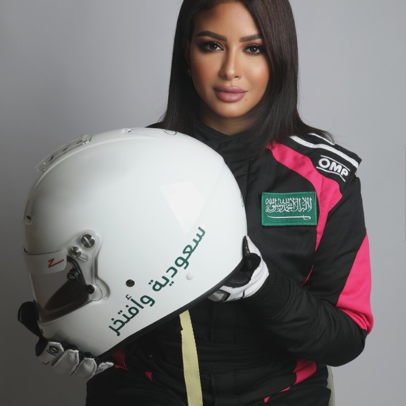 السائقة السعودية مها الحملي تخوض غمار التحدي الأصعب في رالي داكار السعودية