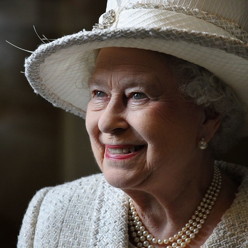 توفيت إليزابيث عن عمر يناهز 96 عامًا في قلعة بالمورال في سبتمبر 2022، وخلفها ابنها الأكبر تشارلز الثالث